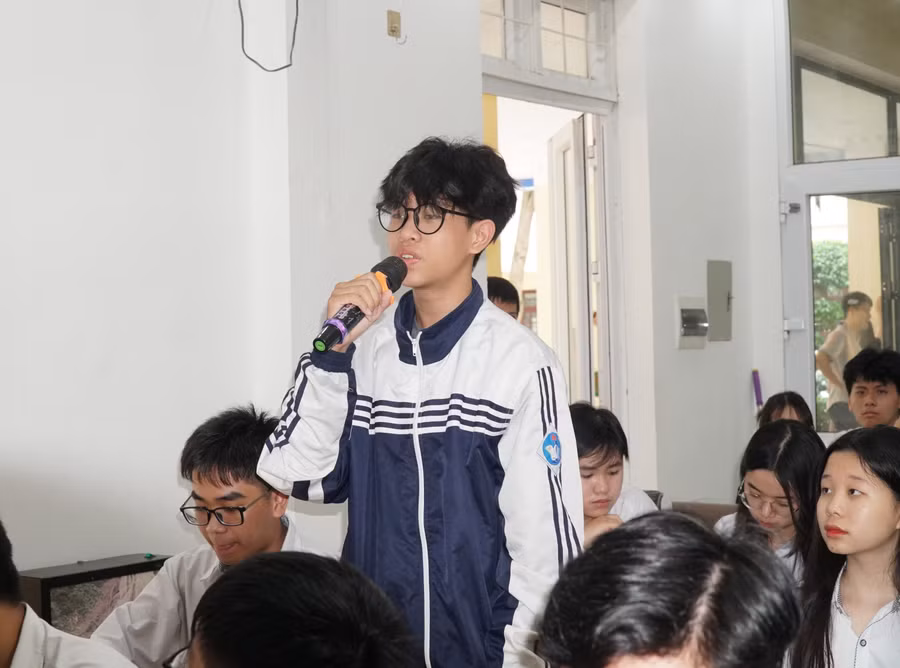 Nhiều câu hỏi liên quan đến lựa chọn nghề nghiệp, du học, hỗ trợ khởi nghiệp được đặt ra tại hội thảo. Ảnh: Hồ Lài