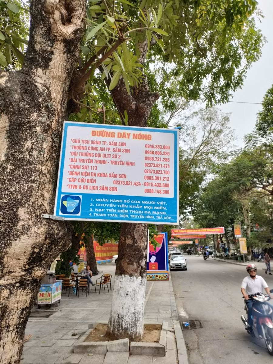TP Sầm Sơn niêm yết công khai đường dây nóng để du khách có thể dễ dàng phản ánh khi cần.