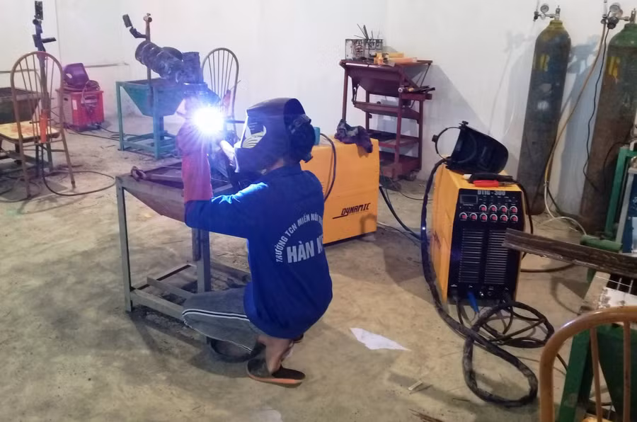 Học sinh Trường Trung cấp nghề miền núi (Thanh Hóa) thực hành nghề hàn tại xưởng của nhà trường.