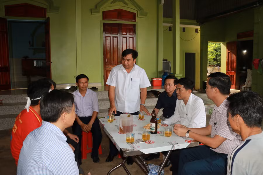 Sở GD&ĐT Nghệ An cùng lãnh đạo huyện Yên Thành thăm hỏi, động viên gia đình học sinh đuối nước