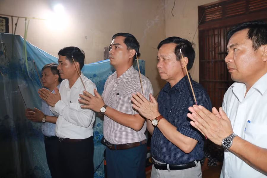 Sự ra đi của 5 học sinh không chỉ là nỗi đau của mỗi gia đình mà còn là nỗi mất mát lớn của ngành giáo dục Sự ra đi của 5 học sinh không chỉ là nỗi đau của mỗi gia đình mà còn là nỗi mất mát lớn của ngành giáo dục