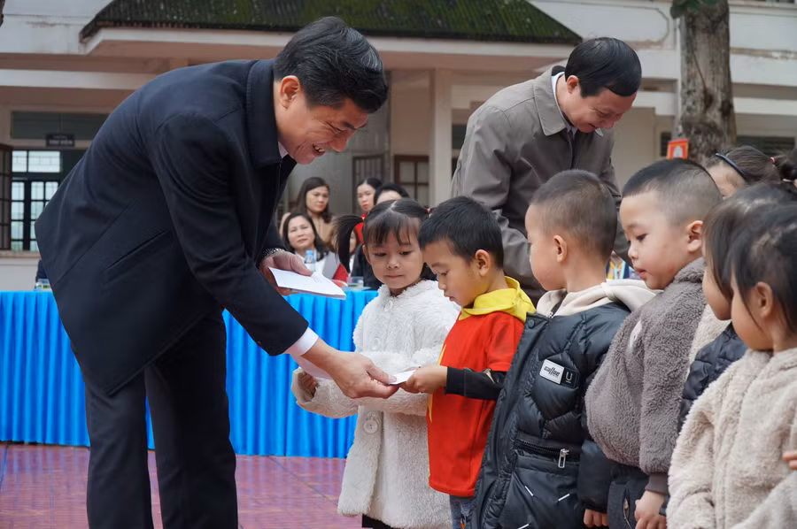 Đoàn công tác trao quà cho học sinh khó khăn các cấp mầm non, tiểu học, THCS xã Châu Kim, huyện Quế Phong, Nghệ An.