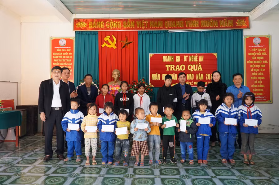 Đoàn công tác trao quà tết cho học sinh xã Bắc Lý, huyện Kỳ Sơn, Nghệ An. Đây là xã biên giới với học sinh là con em đồng bào dân tộc Thái, Khơ Mú...