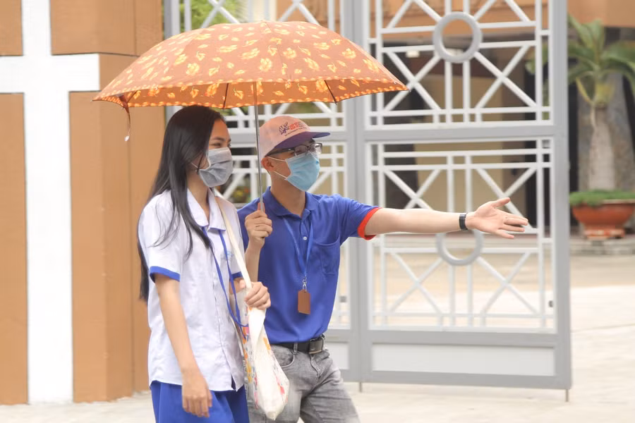 Sinh viên tình nguyện đã thực hiện tốt nhiệm vụ của mình trong chương trình Tiếp sức mùa thi.