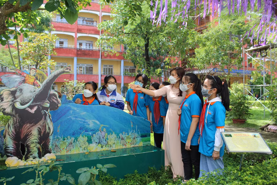 Hình ảnh mô phỏng Bà Triệu cưỡi voi đầy sống động ngay trong khuôn viên của trường.