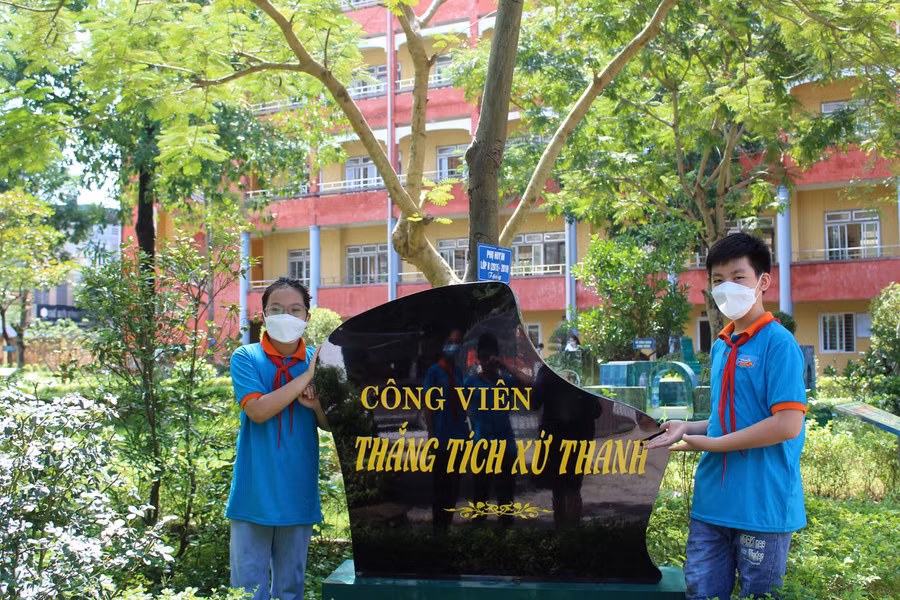 Công viên thắng tích xứ Thanh của Trường THCS Trần Mai Ninh (TP Thanh Hóa) có diện tích khoảng 2.000 m2, mô phỏng nhiều di tích, danh lam thắng cảnh tiêu biểu xứ Thanh.