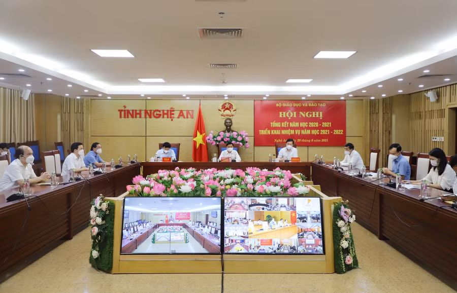 Toàn cảnh Hội nghị trực tuyến Tổng kết năm học 2020 - 2021, triển khai nhiệm vụ năm học 2021 - 2022 tại điểm cầu Nghệ An.