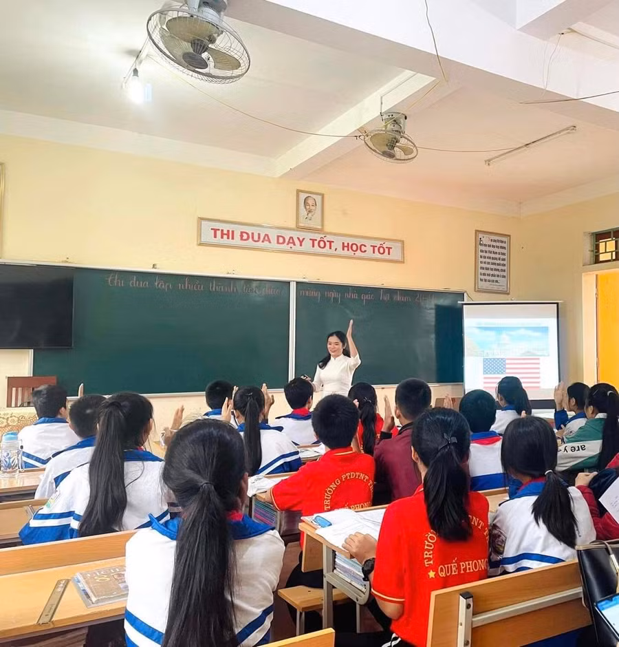 Cô Lữ Thị Thanh Hải và học sinh trong giờ học tại Trường Phổ thông Dân tộc nội trú THCS Quế Phong.