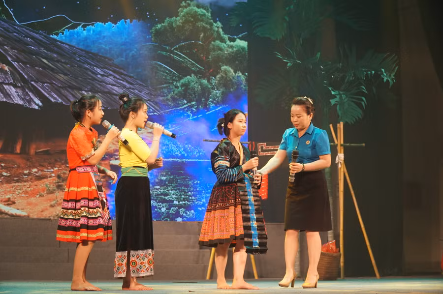 Tiết mục "Nỗi niềm lá diêu bông" của đơn vị huyện Tương Dương nói về tình trạng tảo hôn, hôn nhân cận huyết trong học sinh các trường vùng cao Nghệ An. Ảnh: Hồ Lài.