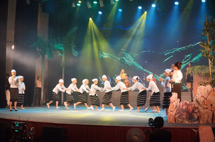Hoạt cảnh với điệu múa truyền thống "Đu đu điềng điềng" đặc trưng của đồng bào dân tộc Thổ tại Nghệ An. Ảnh: Hồ Lài.