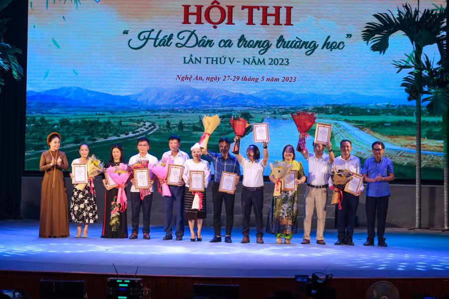 Ban tổ chức trao 10 giải A cho các tiết mục xuất sắc nhất tại hội thi. Ảnh: Hồ Lài.