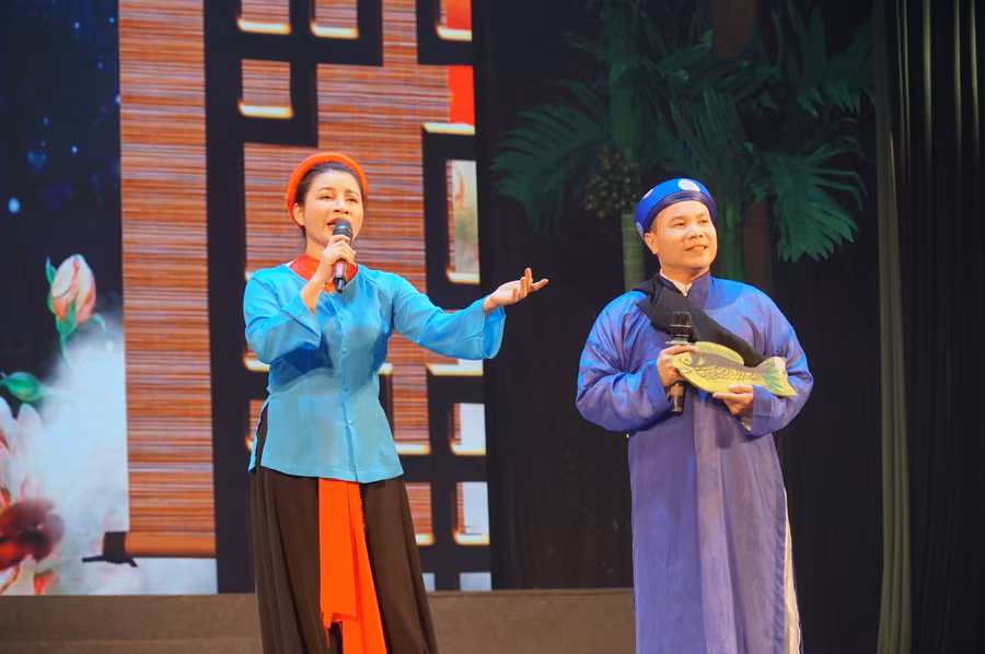 Tiết mục "Cá gỗ đi thi" của huyện Yên Thành tái hiện lại cảnh sĩ tử lên kinh ứng thí với lời dặn dò giữ gìn những phẩm chất của người Nghệ. Ảnh: Hồ Lài.