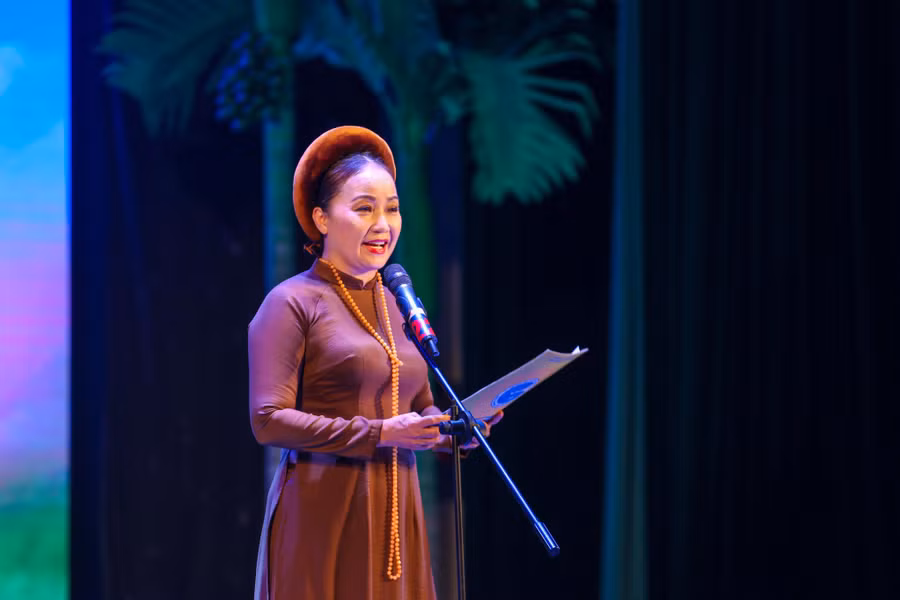NSND Trịnh Thị Hồng Lựu - Trưởng ban giám khảo ghi nhận những thay đổi ngoạn mục, sáng tạo của các đơn vị tham gia hội thi hát dân ca trong trường học tỉnh Nghệ An năm 2023. Ảnh: Hồ Lài.