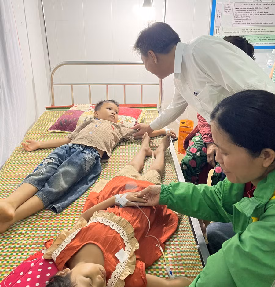 Đại diện Sở GD&amp;ĐT Nghệ An thăm hỏi, động viên trẻ và phụ huynh tại Bệnh viện Đa khoa huyện Đô Lương tối 9/5. Ảnh: NVCC.