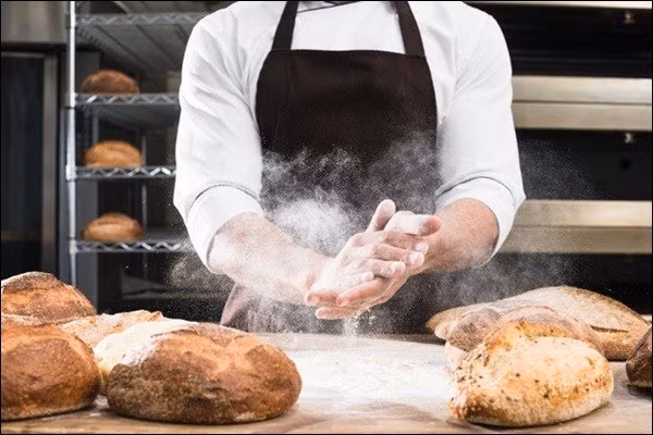 Khóa học nghề làm bánh kéo dài 36 tháng xen kẽ giữa nơi thực hành và trường dạy nghề. Khóa học nghề làm bánh kéo dài 36 tháng xen kẽ giữa nơi thực hành và trường dạy nghề.