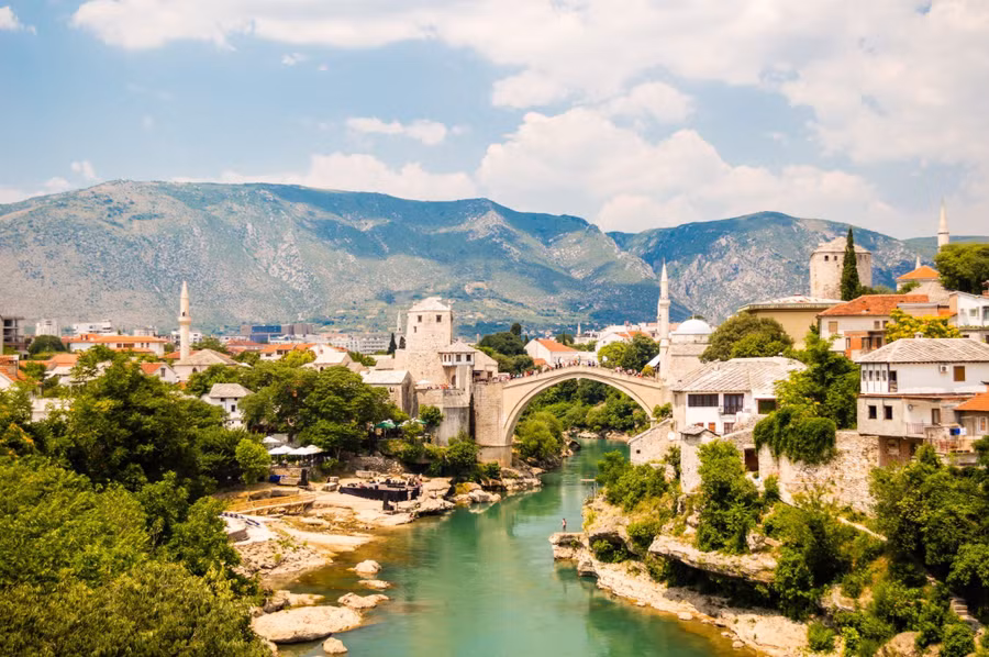 Sarajevo là một nơi tuyệt vời để học tập, từ khu phố cổ cổ kính, đến Đài phun nước Sebilj, đến vô số gian hàng nghệ thuật và cà phê huyền thoại.