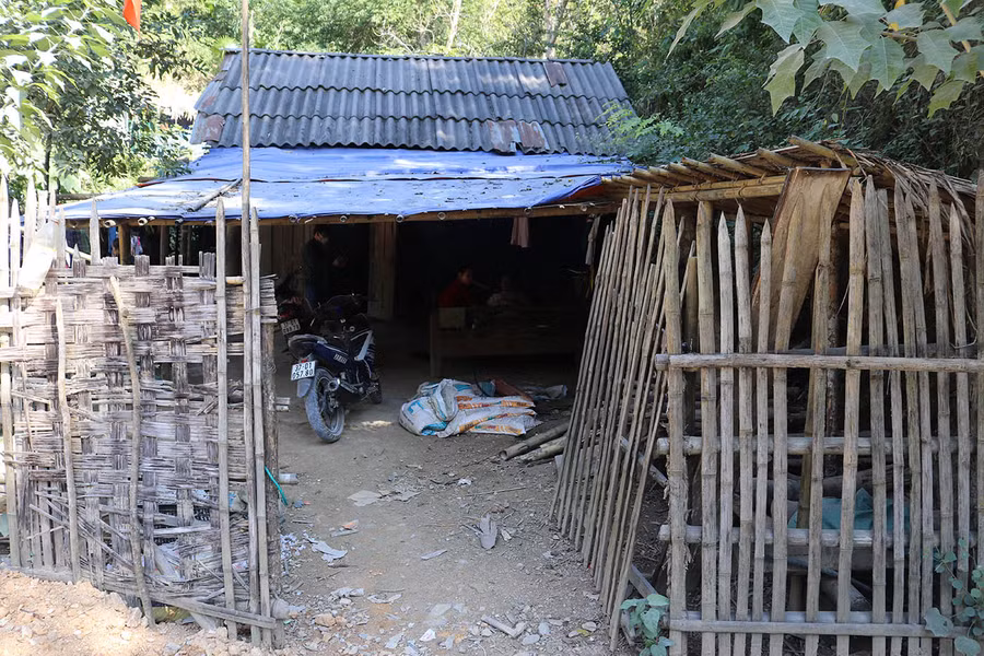 Ngôi nhà của người thân mà vợ chồng chị Lương Thị Khiếu đang mượn ở tạm.