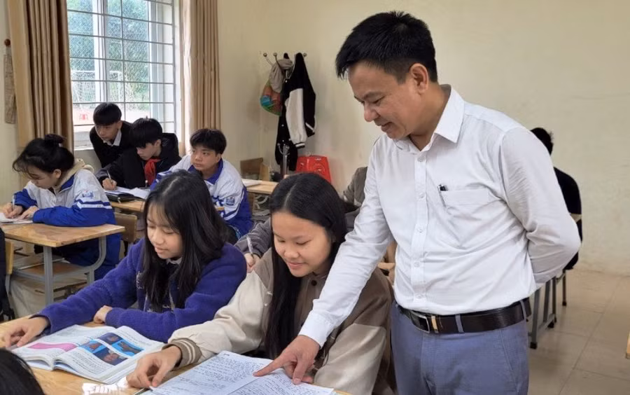 Thầy Phạm Sỹ Thịnh đang hướng dẫn học sinh làm bài. Ảnh: Nhà trường cung cấp. Thầy Phạm Sỹ Thịnh đang hướng dẫn học sinh làm bài. Ảnh: Nhà trường cung cấp.