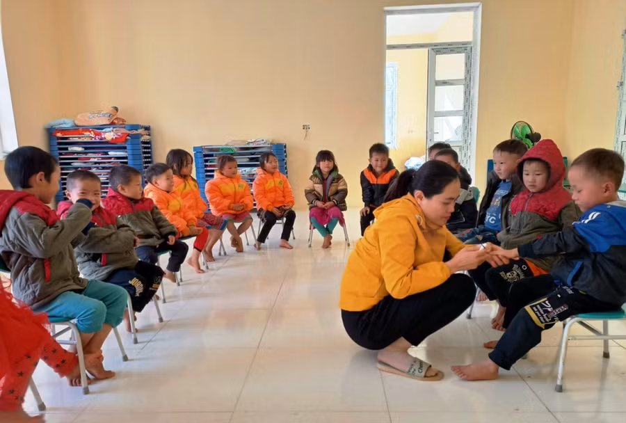 Giáo viên Trường mầm non Tam Chung (Mường Lát) chăm sóc cho trẻ. Ảnh: Thế Lượng. Giáo viên Trường mầm non Tam Chung (Mường Lát) chăm sóc cho trẻ. Ảnh: Thế Lượng.