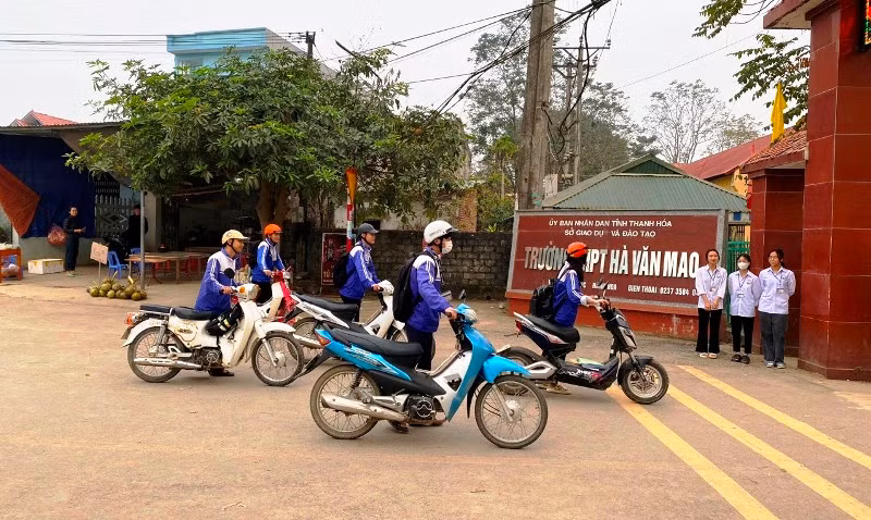 Đội cờ đỏ Trường THPT Hà Văn Mao kiểm tra, kiểm soát học sinh đội mũ bảo hiểm khi tham gia giao thông bằng phương tiện xe gắn máy tại cổng trường. Ảnh: Nguyệt Nga. Trường TH&THCS thị trấn Sơn Lư (Quan Sơn, Thanh Hóa) tổ chức cho học sinh ký cam kết trong lễ phát động phòng chống ma túy, mại dâm... Ảnh: Văn Dương. Đội cờ đỏ Trường THPT Hà Văn Mao kiểm tra, kiểm soát học sinh đội mũ bảo hiểm khi tham gia giao thông bằng phương tiện xe gắn máy tại cổng trường. Ảnh: Nguyệt Nga. Trường TH&THCS thị trấn Sơn Lư (Quan Sơn, Thanh Hóa) tổ chức cho học sinh ký cam kết trong lễ phát động phòng chống ma túy, mại dâm... Ảnh: Văn Dương.