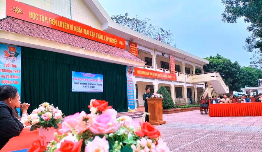 Cán bộ Ban Chỉ huy Quân sự huyện Bá Thước tuyên truyền, phổ biến pháp luật cho học sinh Trường THPT Hà Văn Mao. Ảnh: Nhà trường cung cấp.