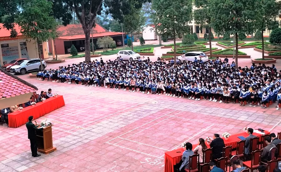 Hàng trăm học sinh Trường THPT Hà Văn Mao (Bá Thước, Thanh Hóa) tham gia buổi sinh hoạt ngoại khóa về giáo dục đạo đức lối sống. Ảnh: Nhà trường cung cấp.
