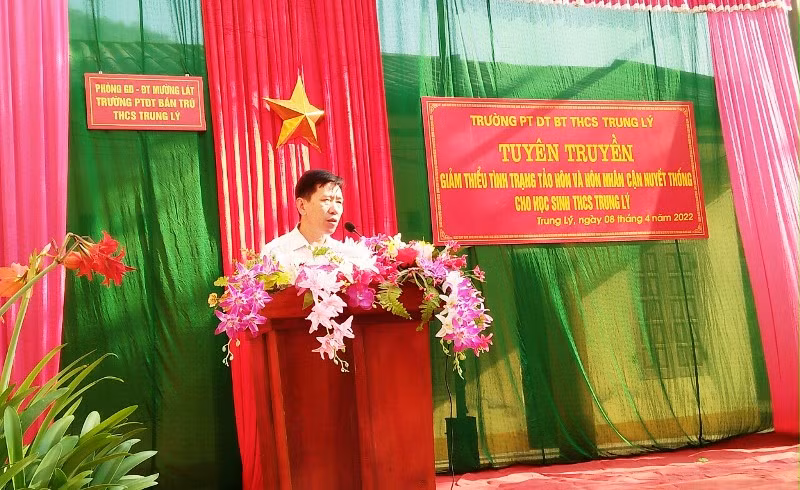 Lãnh đạo Phòng Dân tộc huyện Mường Lát tuyên truyền về giảm thiểu tình trạng tảo hôn và hôn nhân cận huyết thống cho học sinh Trường PTDTBT-THCS Trung Lý (Mường Lát, Thanh Hóa). Ảnh: Nhà trường cung cấp. Lãnh đạo Phòng Dân tộc huyện Mường Lát tuyên truyền về giảm thiểu tình trạng tảo hôn và hôn nhân cận huyết thống cho học sinh Trường PTDTBT-THCS Trung Lý (Mường Lát, Thanh Hóa). Ảnh: Nhà trường cung cấp.