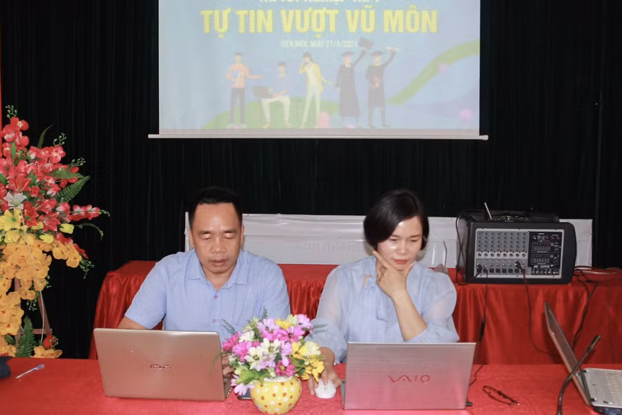 Cô Nguyễn Thị Vân trả lời câu hỏi của độc giả báo GD&amp;TĐ tại điểm cầu Điện Biên