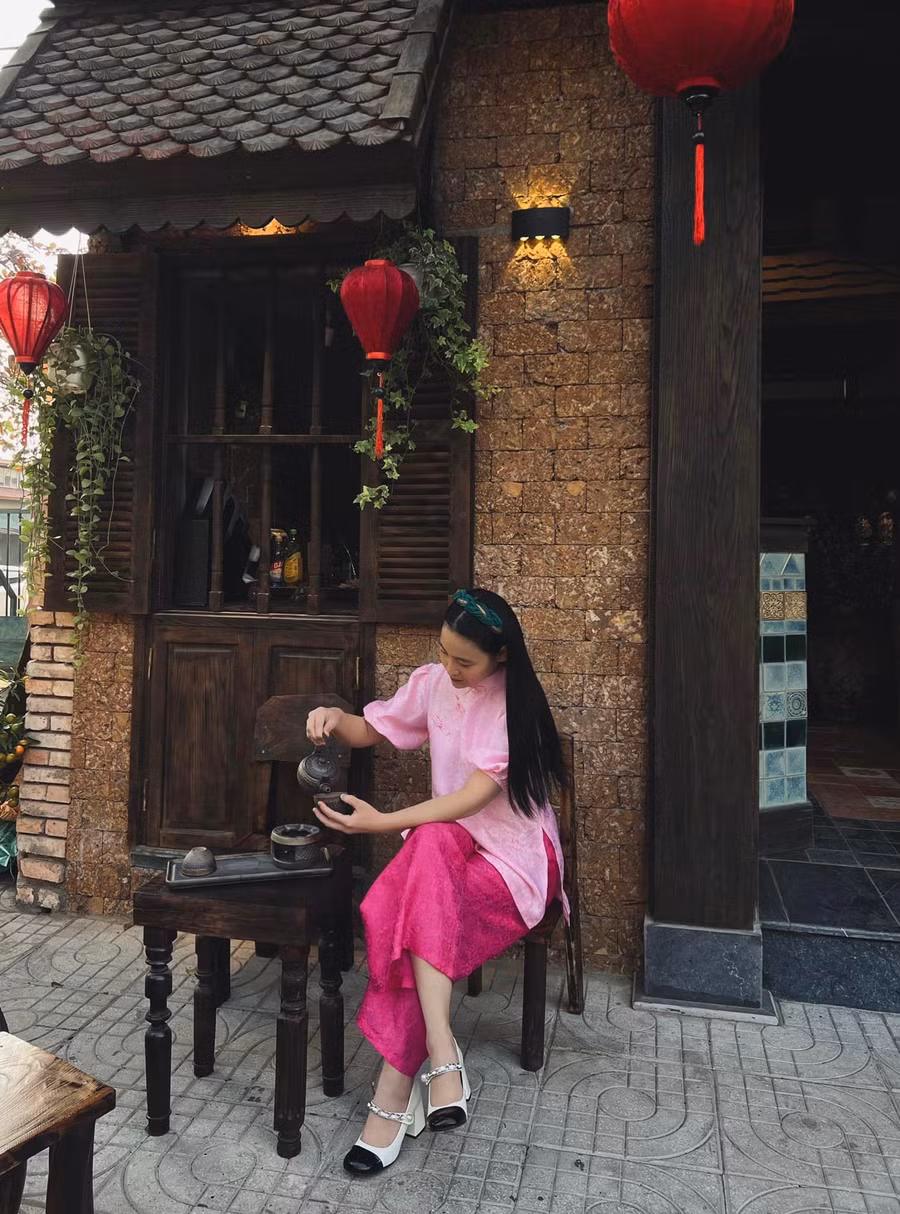 Quán với sắc gỗ làm màu chủ đạo, tạo nên bầu không khí trầm ấm.