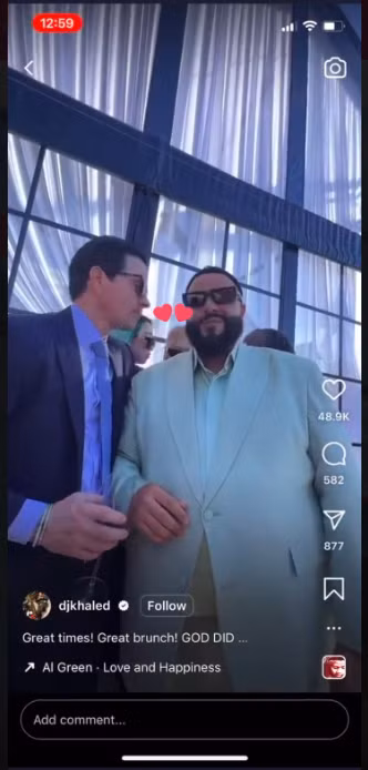 Ảnh chụp màn hình buổi phát sóng trực tiếp của DJ Khaled có sự xuất hiện của Rosé ở phía sau. Ảnh chụp màn hình buổi phát sóng trực tiếp của DJ Khaled có sự xuất hiện của Rosé ở phía sau.