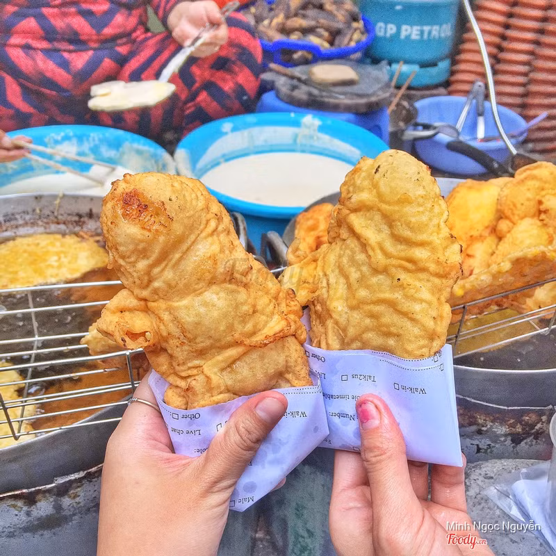 Từng chiếc bánh chuối vàng óng, áo lớp bột giòn tan, chuối dẻo ngọt, đảm bảo ăn một lần là nhớ mãi.