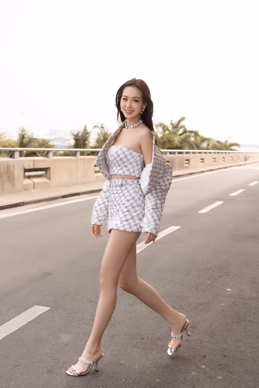 Cô nàng ngày càng nhuận sắc với vẻ đẹp tri thức, nhân ái và không kém phần quý phái.