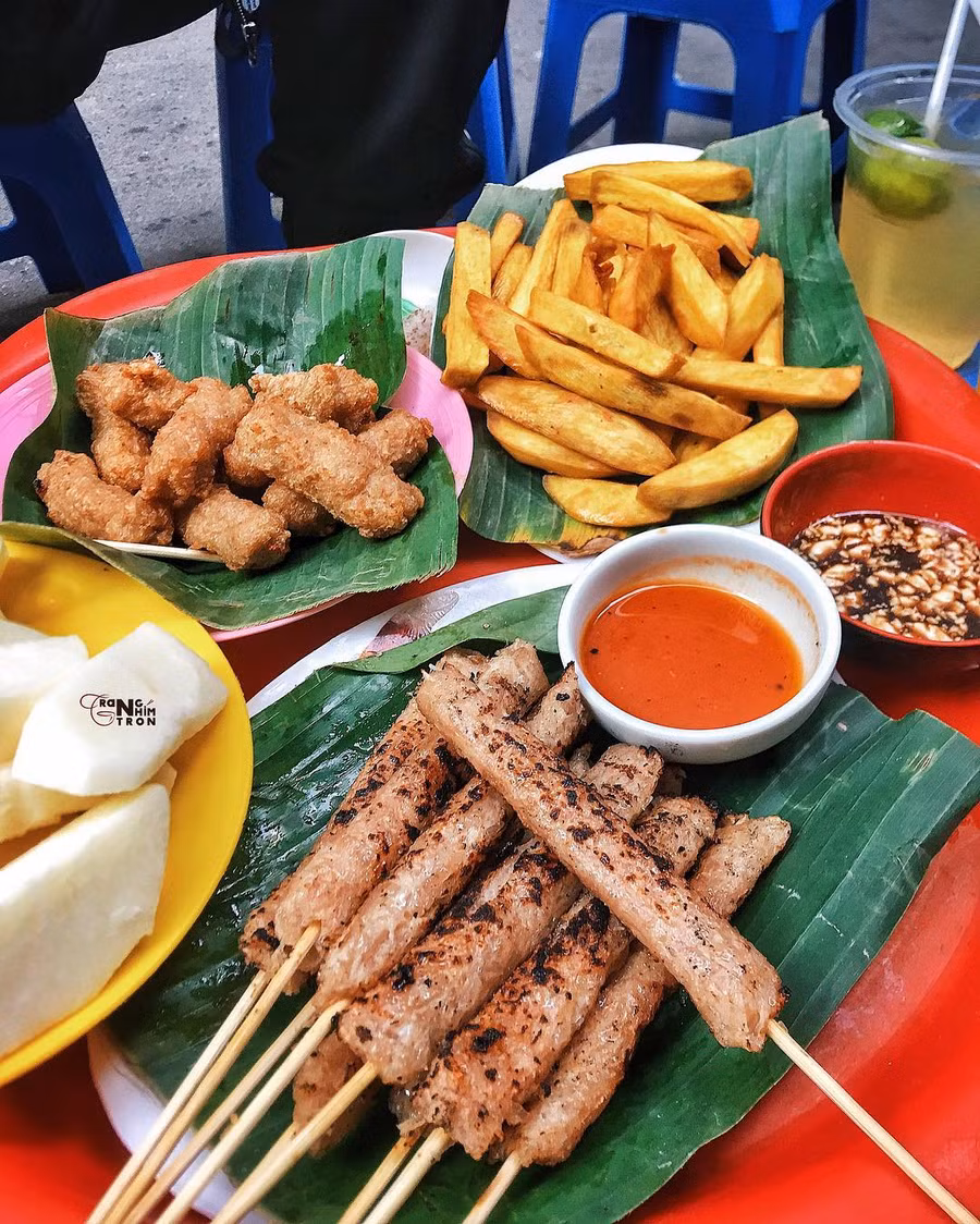 Nhắc đến nem chua Ấu Triệu nhiều người sẽ ấn tượng về độ dính dính khi ăn và nước chấm chua chua ngọt ngọt.