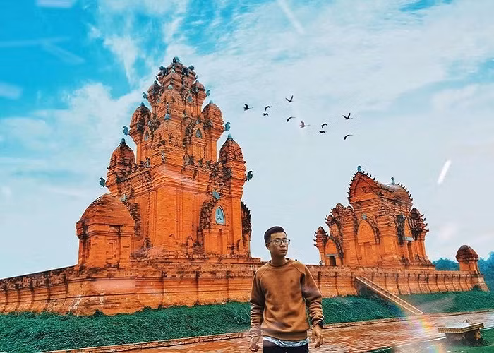 Không những các bạn nữ, các bạn nam cũng thường xuyên tới đây để chụp những pô ảnh phong cách bụi bặm.