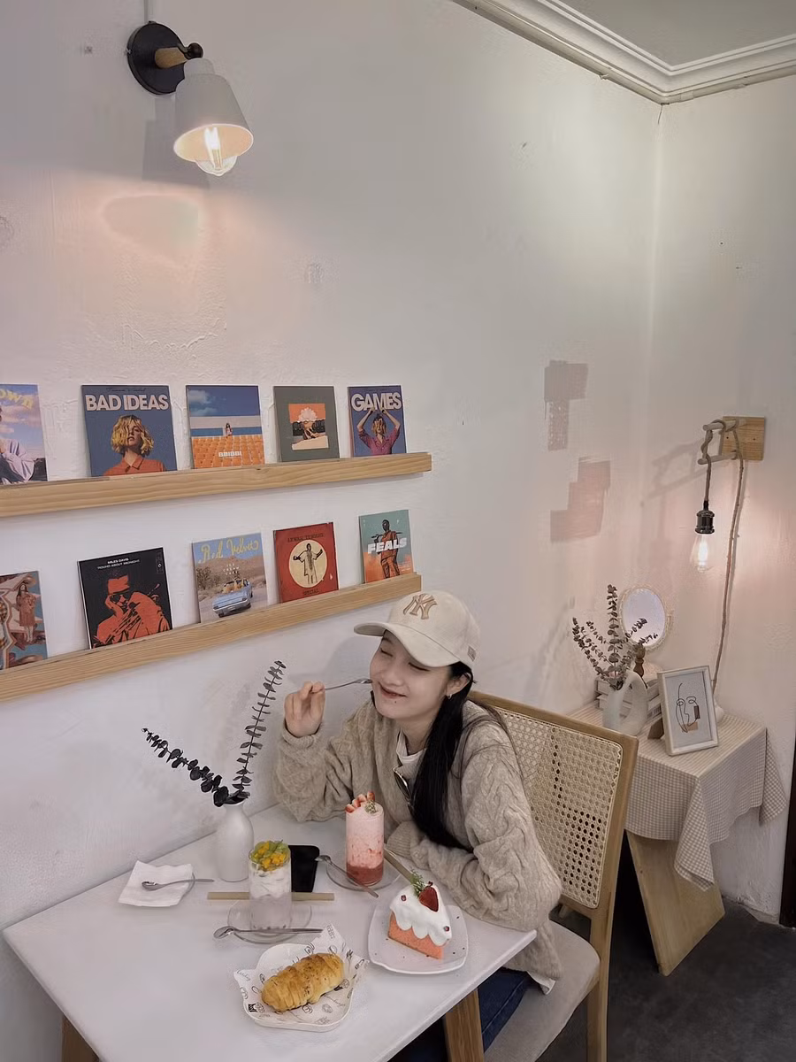Ngoài không gian ra thì bánh và nước ở đây cũng là một điểm cộng.