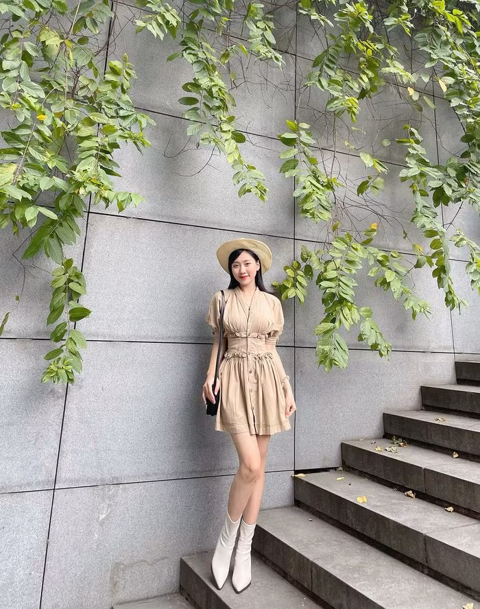 Khuôn viên cây xanh rộng lớn tạo nên một không gian xanh ngát giữa lòng Thủ đô.