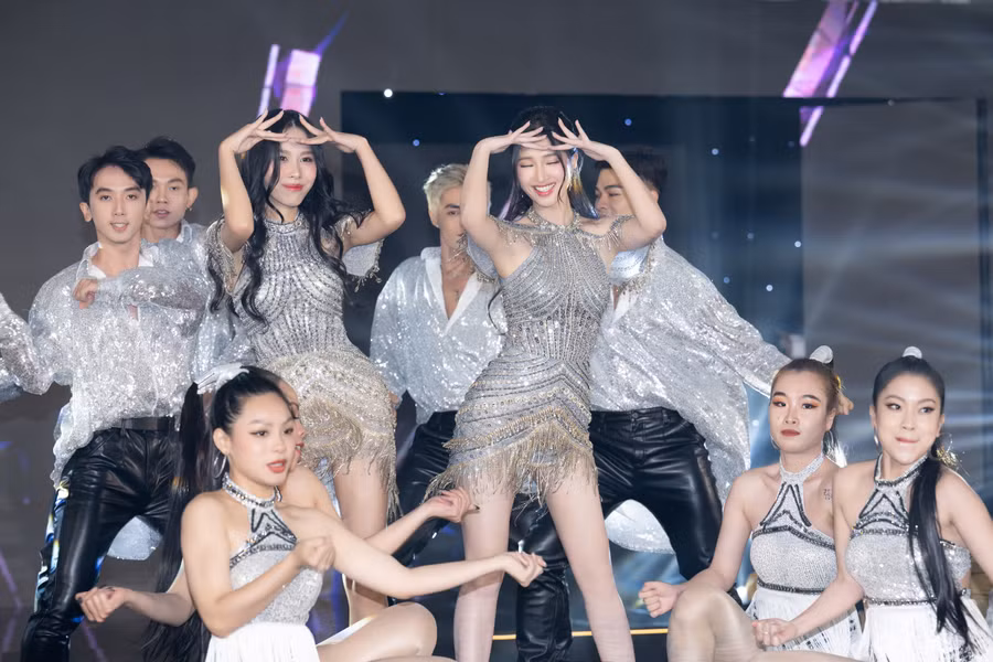 Á hậu Lê Nguyễn Ngọc Hằng cùng Á hậu Phương Nhi mở màn sân khấu bằng tiết mục nhảy.