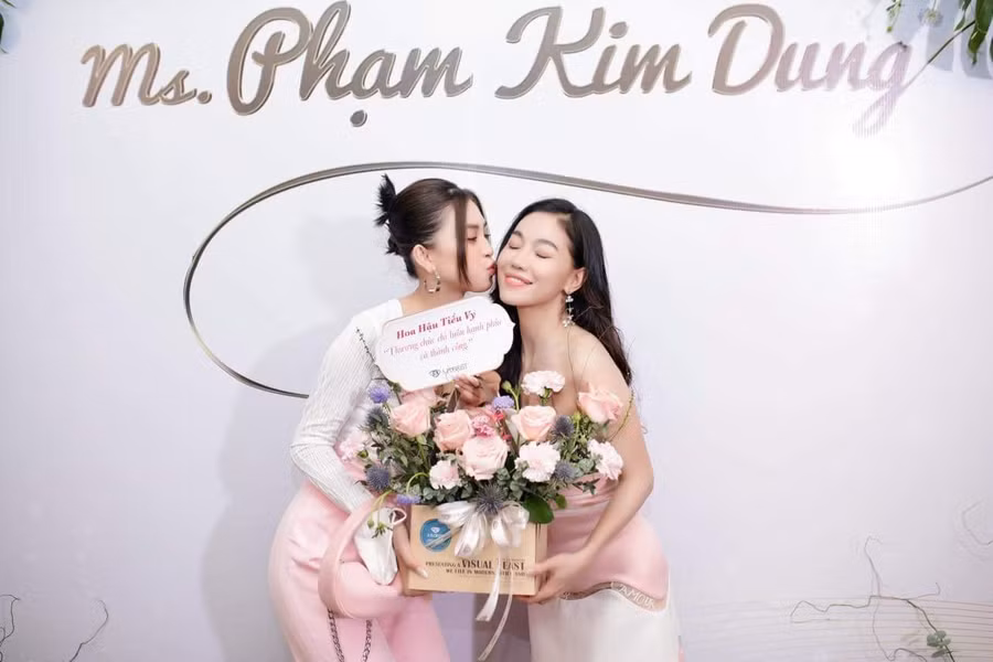 Hoa hậu Tiểu Vy chụp cùng “bà trùm hoa hậu” Phạm Kim Dung.