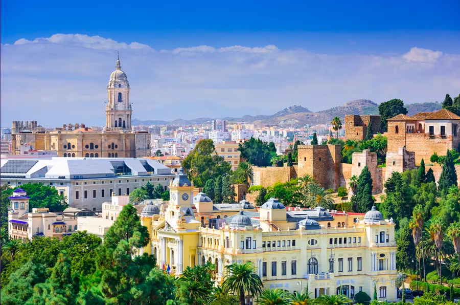 Málaga trở thành một trung tâm văn hóa sôi động. Málaga trở thành một trung tâm văn hóa sôi động.