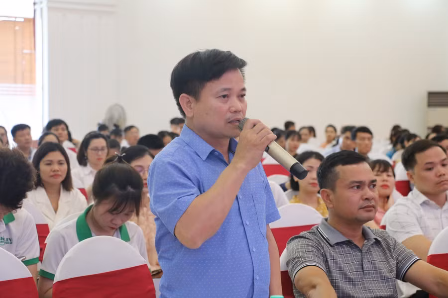 Đại diện trung tâm Anh ngữ tại huyện miền núi Quỳ Châu, Nghệ An phát biểu ý kiến tại hội nghị. Ảnh: Hồ Lài.