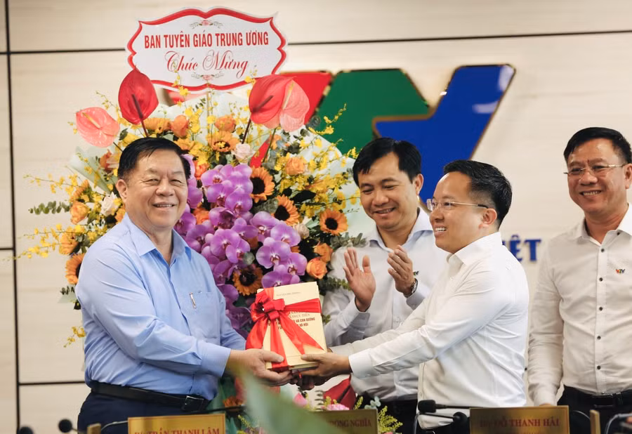 Ông Nguyễn Trọng Nghĩa thăm Trung tâm Truyền hình Việt Nam tại TPHCM. (Ảnh: Tạp chí Tuyên giáo)