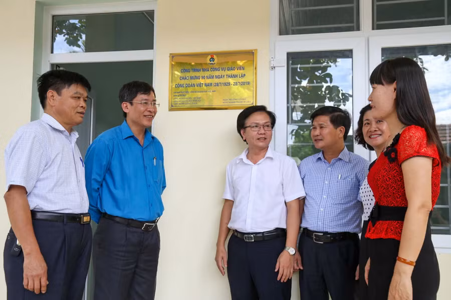 Ông Vũ Minh Đức (áo xanh) Chủ tịch Công đoàn Giáo dục Việt Nam trao đổi với lãnh đạo sở GD&amp;ĐT tỉnh Quảng Bình cùng hiệu trưởng trường Tiểu học Quảng Hợp về những khó khăn mà các thầy cô giáo vùng khó đang gặp phải.
