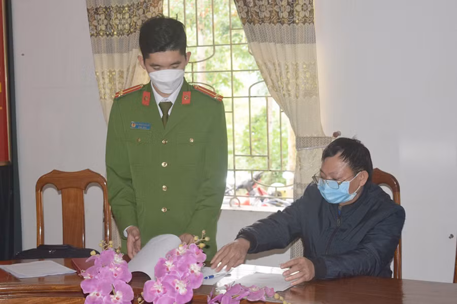 Công an làm việc với bị can Bùi Văn Chiến.