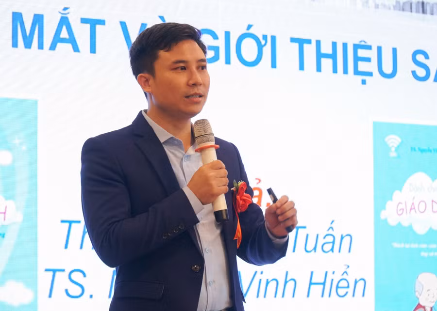 Tác giả Đinh Anh Tuấn giới thiệu về sách và giải pháp giáo dục trẻ đạt mục đích.