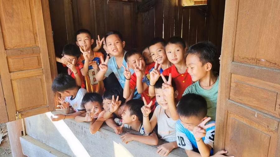 Do số phòng bán trú trong trường không đảm bảo đủ nhu cầu cho 116 học sinh, nên Trường Tiểu học Nga My thuê thêm nhà sàn của người dân gần trường cho học sinh ở. Ảnh: Hồ Lài. Do số phòng bán trú trong trường không đảm bảo đủ nhu cầu cho 116 học sinh, nên Trường Tiểu học Nga My thuê thêm nhà sàn của người dân gần trường cho học sinh ở. Ảnh: Hồ Lài.