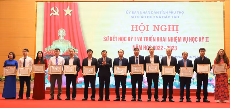 Nhiều tập thể, cá nhân có thành tích xuất sắc được khen thưởng tại hội nghị lần này Nhiều tập thể, cá nhân có thành tích xuất sắc được khen thưởng tại hội nghị lần này