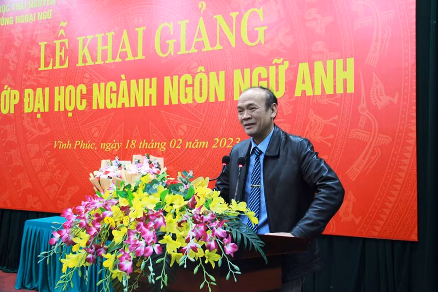 TS Lê Hồng Thắng, Hiệu trưởng Trường Ngoại ngữ - Đại học Thái Nguyên phát biểu tại lễ khai giảng. TS Lê Hồng Thắng, Hiệu trưởng Trường Ngoại ngữ - Đại học Thái Nguyên phát biểu tại lễ khai giảng.