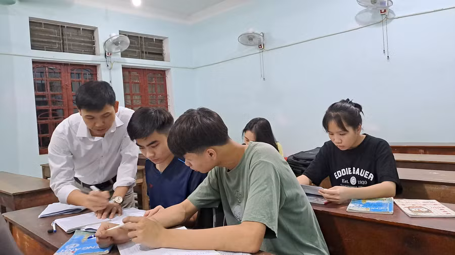 Giáo viên Trường THPT Quế Phong phụ đạo, hướng dẫn học sinh tự học vào buổi tối tại trường. Ảnh: NTCC.