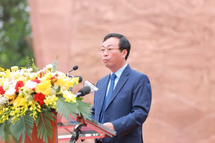 Ông Bùi Văn Quang - Phó Bí thư Tỉnh ủy, Chủ tịch UBND tỉnh Phú Thọ phát biểu tại Lễ khánh thành Bức phù điêu “Bác Hồ nói chuyện với các cán bộ, chiến sĩ Đại đoàn Quân Tiên Phong”. Ông Bùi Văn Quang - Phó Bí thư Tỉnh ủy, Chủ tịch UBND tỉnh Phú Thọ phát biểu tại Lễ khánh thành Bức phù điêu “Bác Hồ nói chuyện với các cán bộ, chiến sĩ Đại đoàn Quân Tiên Phong”.