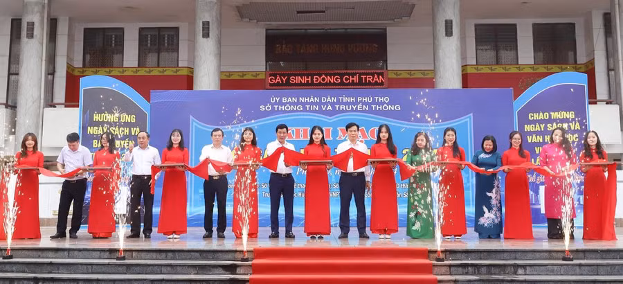 Các đại biểu cắt băng khai mạc Hội Sách Đất Tổ năm 2024.